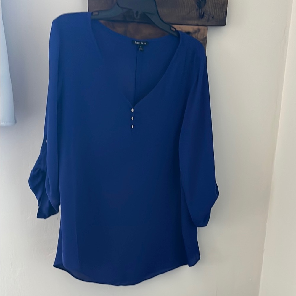 Sami and Jo, Blue V-Neck Women's Top, large, excellent condition, new